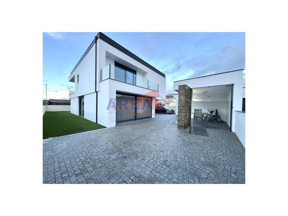 Moradia T4 de Arquitetura Moderna | Excelente Estado