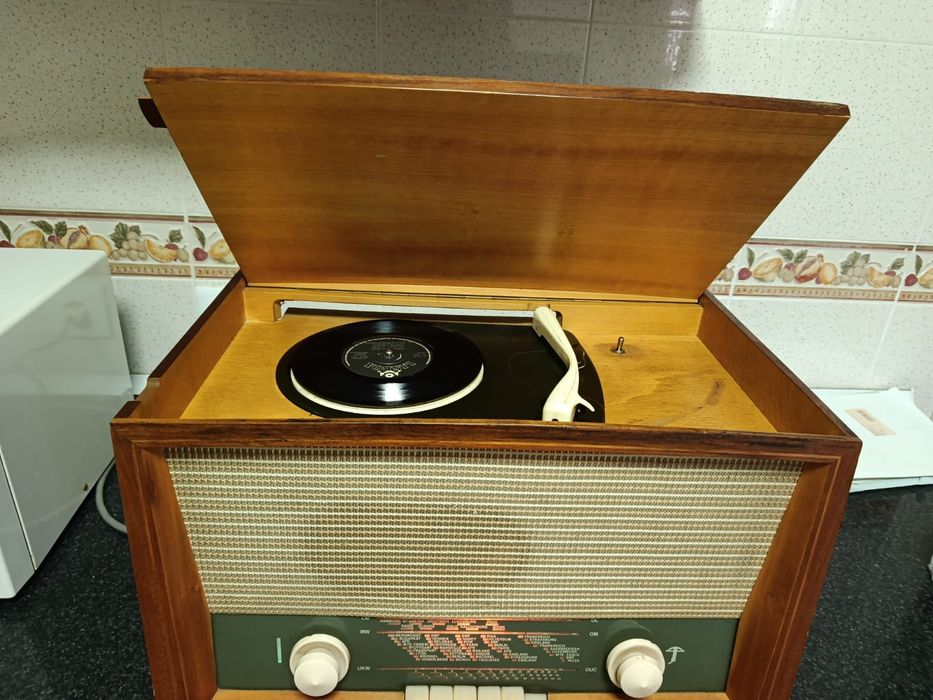 Rádio e gira discos antigo a funcionar