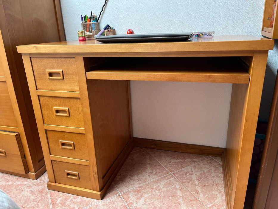 Secretária em pinho maciço, com gavetas, para quarto ou escritório.