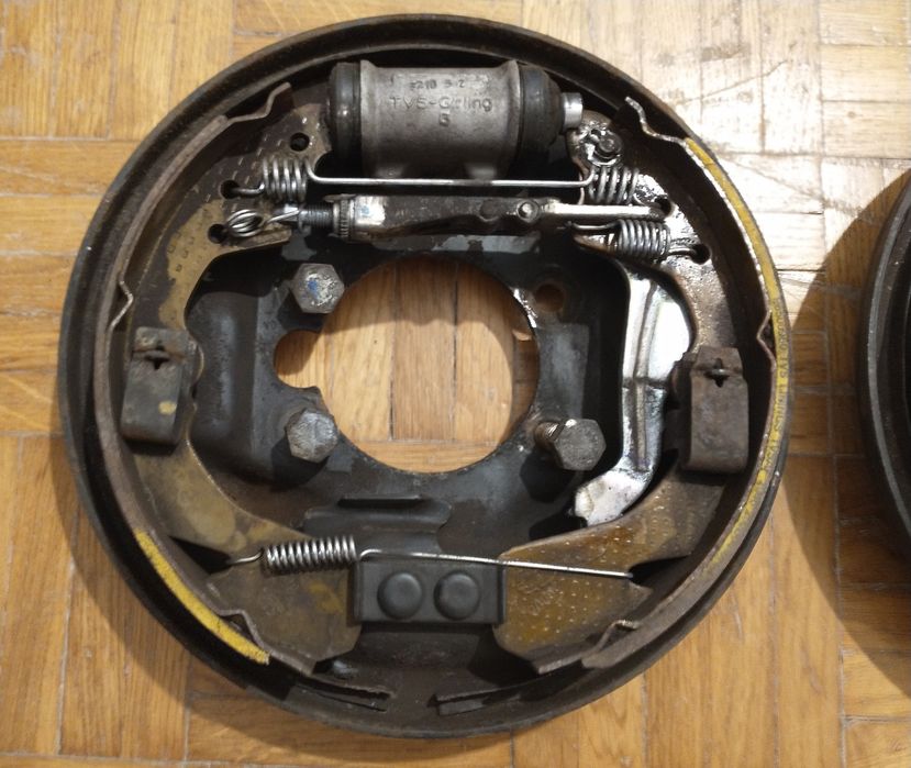 Szczęki hamulcowe kompletne na tarczy - hamulce bębnowe Tata Indica