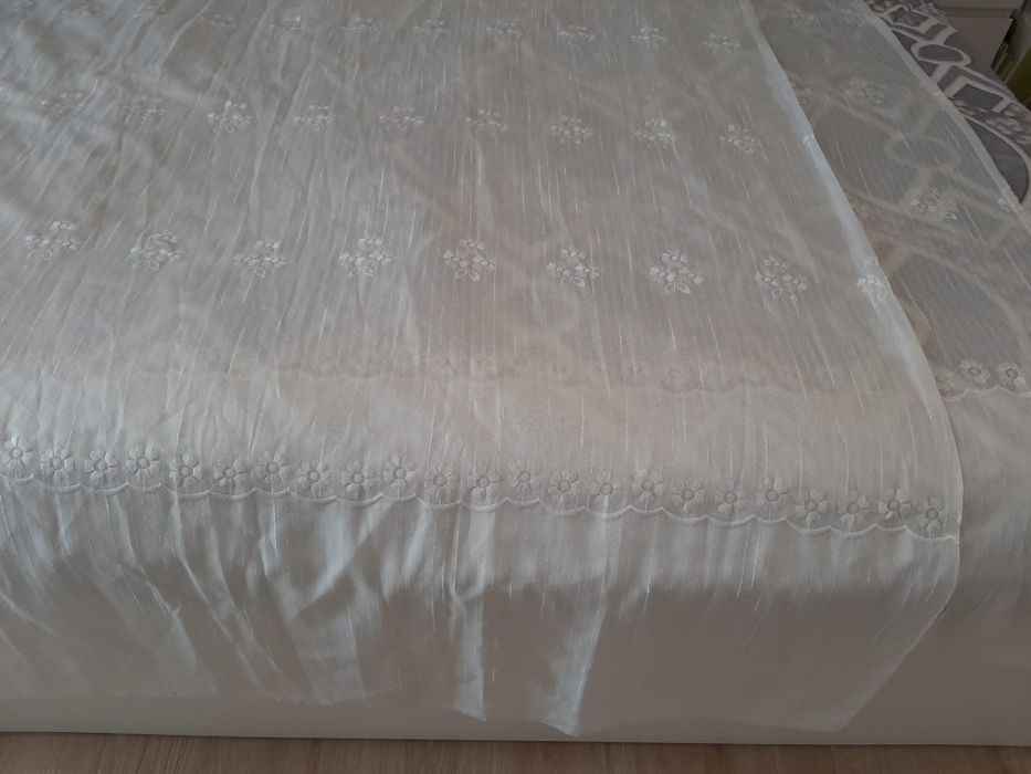 Vende se Cortinado inteiro cor branca com bordados de seda com flores