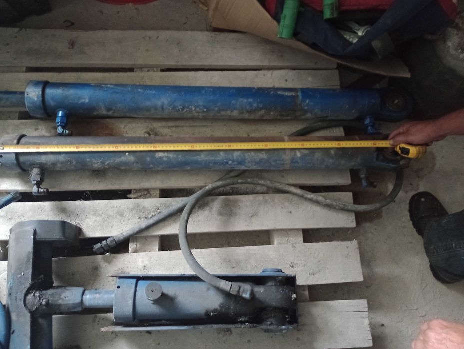 Siłowniki hydrauliczne wraz z rozdzielaczem