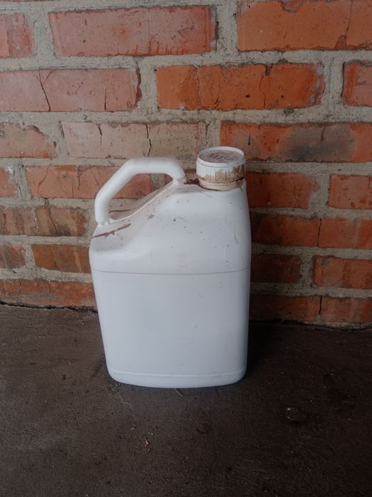 Каністри пластикові 20 і 10 л