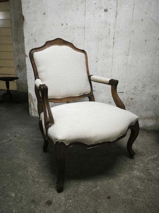 Cadeirão Bergere estofada a linho