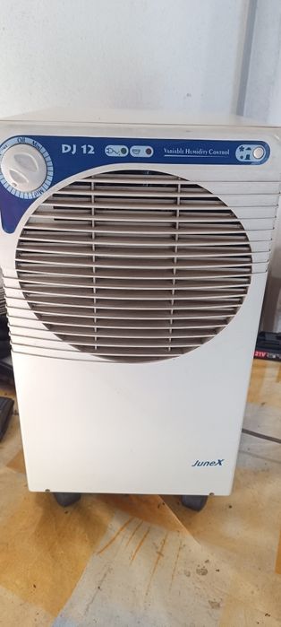 Desumidificador Junex DJ12 portátil e branco.