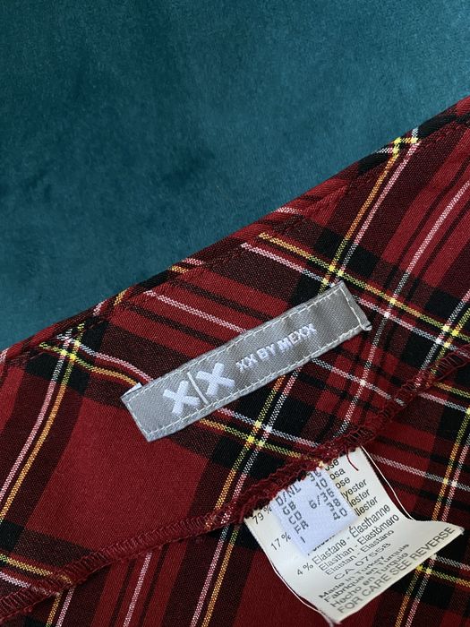 Червона спідниця в клітинку
