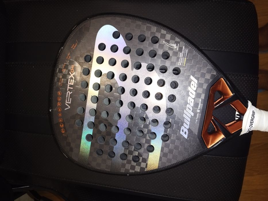 Raquete paddle com pequenas pancadas