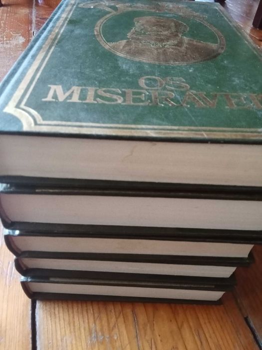 Coleção de livros "Os Miseráveis"