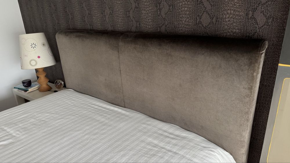 Cama casal veludo,SEM ESTRADO E COLCHAO,195x160,com mesa cabeceira e candeeiro