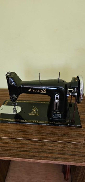 Maszyna do szycia Łucznik w szafce