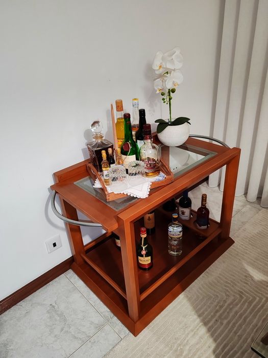 Mesa bar em cerejeira elegante
