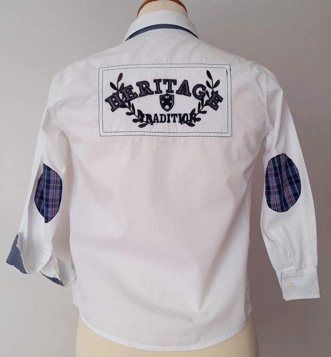 Camisa Massimo Dutti, branca, detalhes a azul marinho. T. 5/6 anos