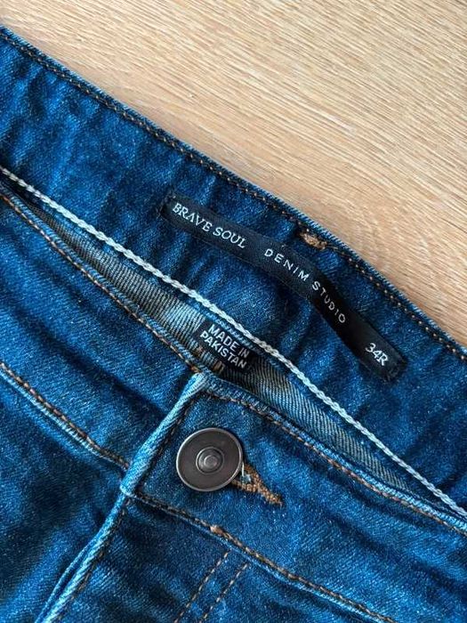 Spodnie jeans z dziurami 34
Spodnie jeans z dziurami 34