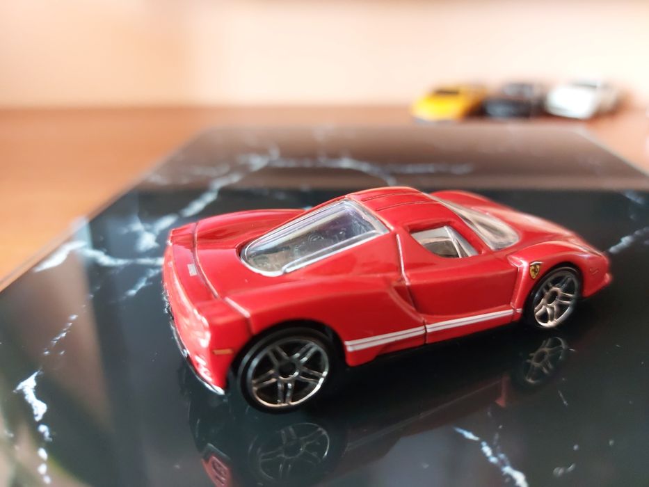 Hot Wheels Ferrari Enzo 2011r. (D21)