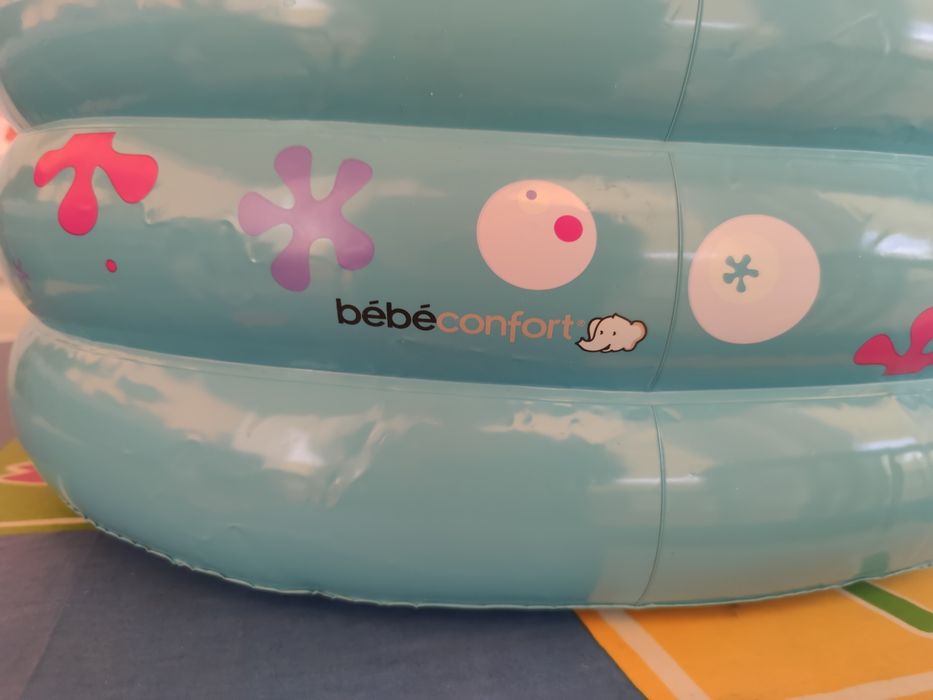 Banheira insuflável + muda fraldas insuflável