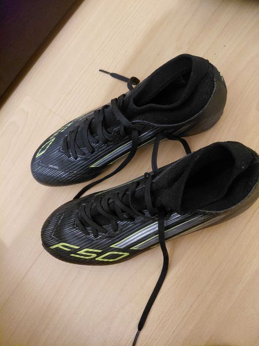 Chuteiras Adidas f50 em ótimo estado perfeitas para jogar no relvado sintético