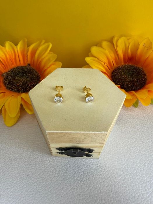 Brinco pequeno ponto de luz folheado a ouro com zirconia