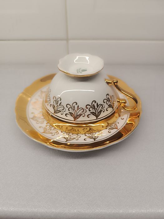 Chávena de Chá e Pires Antigo da Vista Alegre. Porcelana e Dourado