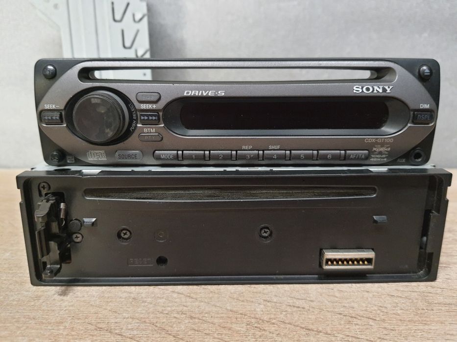 Radio samochodowe SONY CD MP3 AUX CDX-GT100 4x45W podś. Czerwone Audi