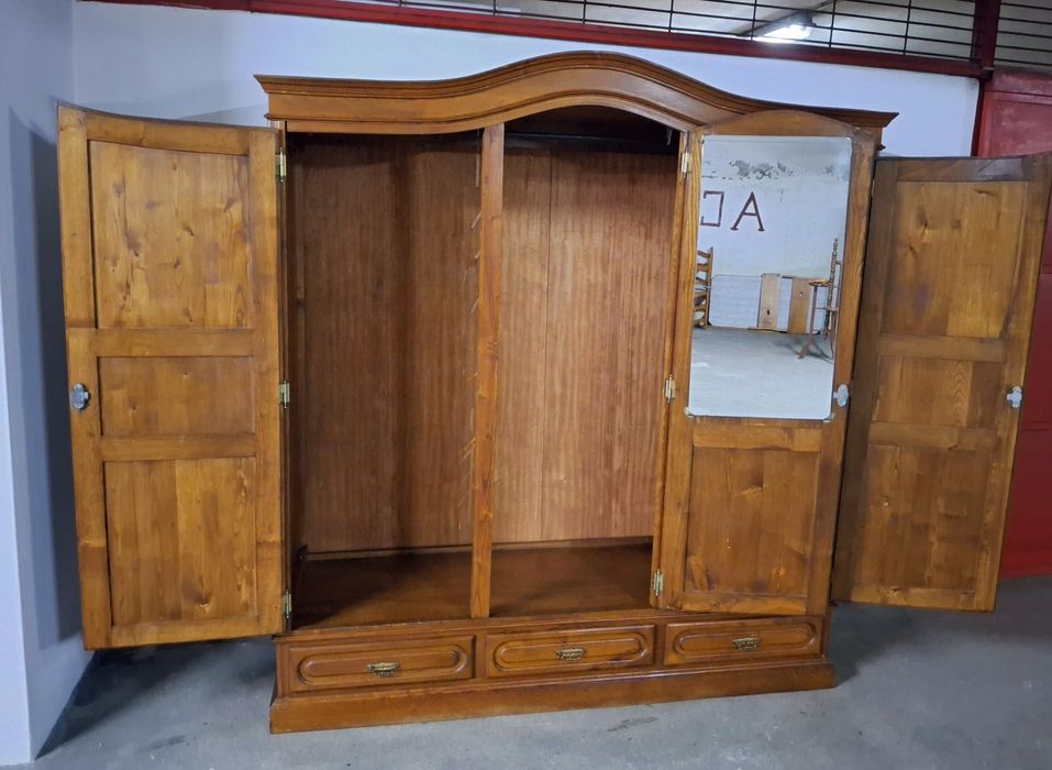 Guarda fatos/roupeiro em pinho