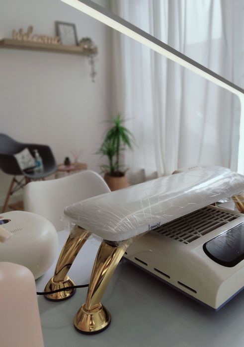Mesa de manicure e pedicure para alugar em Sacavém