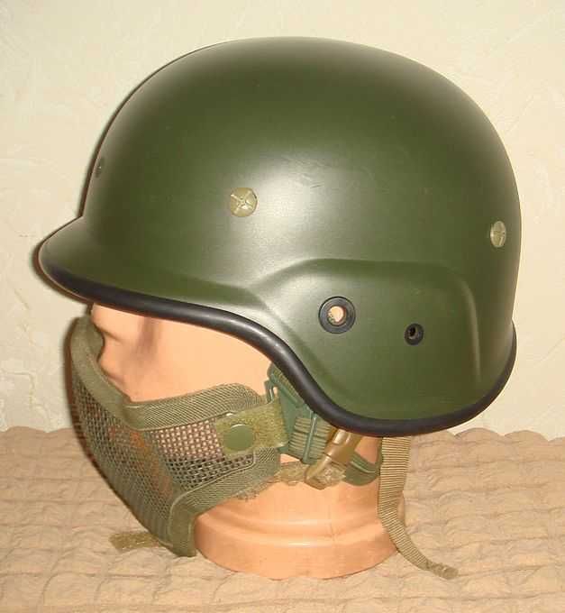 Защитный пластиковый шлем