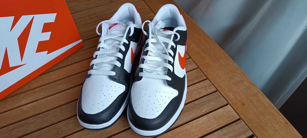(r. 44,5- 28,5 cm) Nike Dunk Low Retro Red Swoosh Panda FB3354,-001