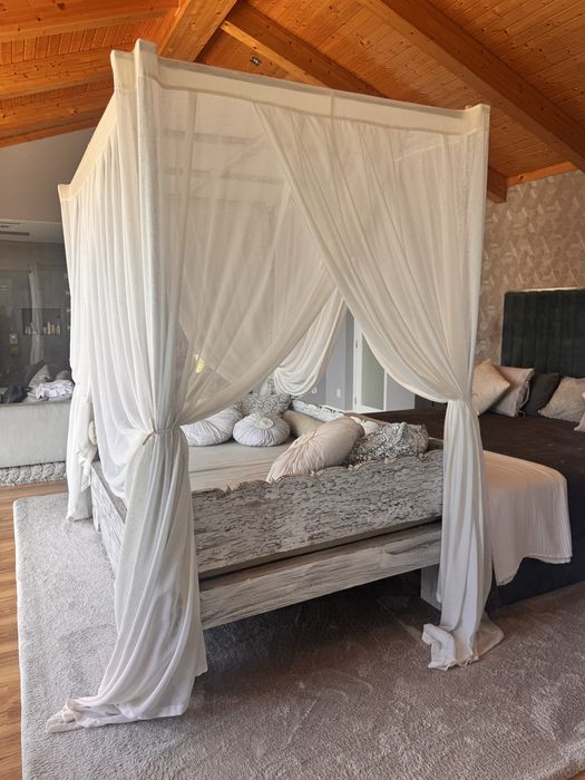 Cama balinesa de madeira macica