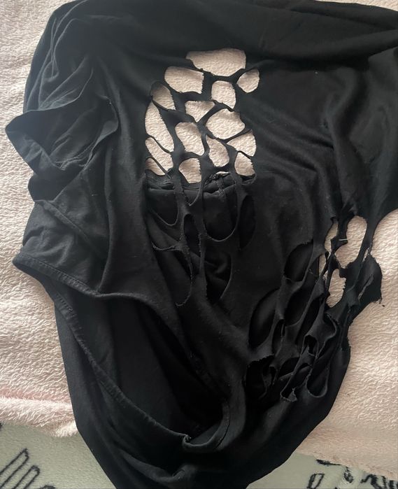 Koszulka z krótkim rękawem z dziurami na plecach