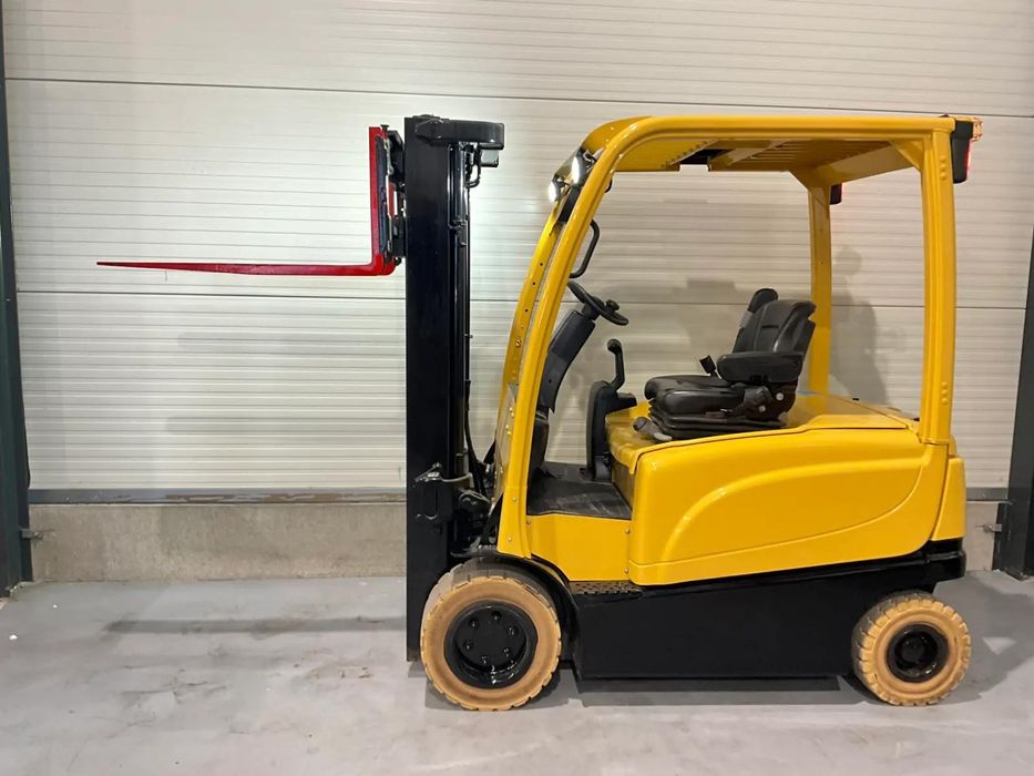 Empilhador Hyster eletrico de 2.5 T.
