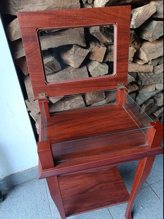 Mesa vitrine com tampo de abrir