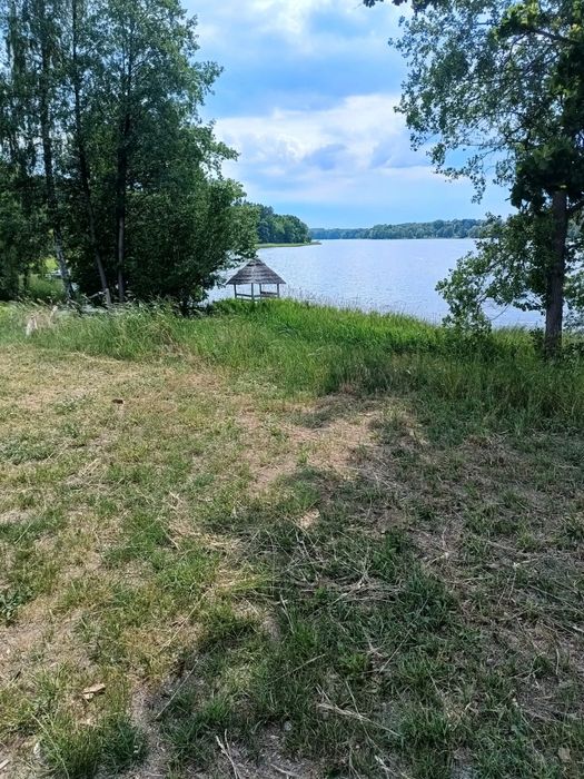 Pole namiotowe, kampingowe, kamperowe nad jeziorem