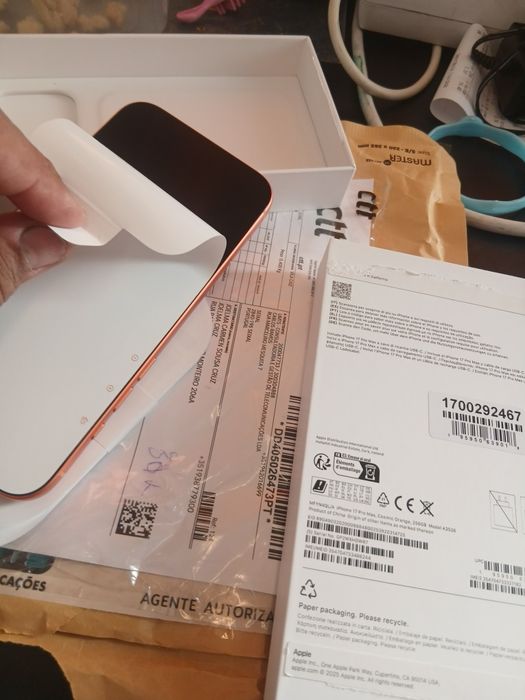 Vendo iphone 17 pro max 1250 euros na caixa novo com  fatura aceito prosposta