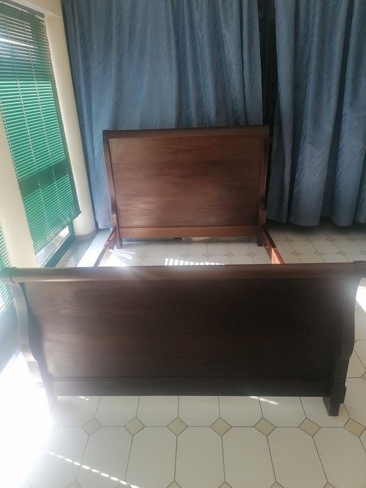 Cama de casal cor castanho
