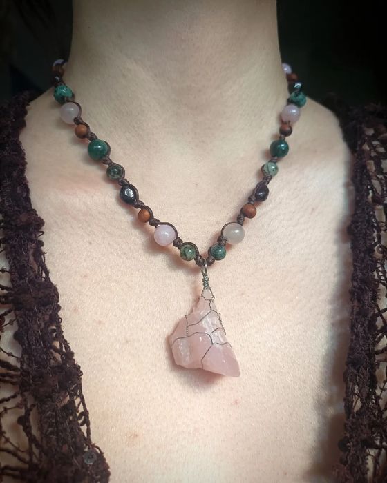 Naszyjnik leśnych duchów z kwarcem różowym