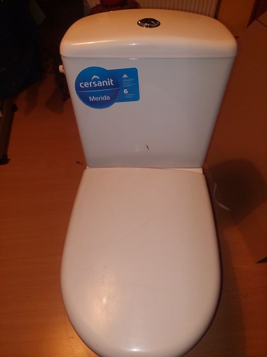 kompakt WC marki Cersanit z serii Merida.