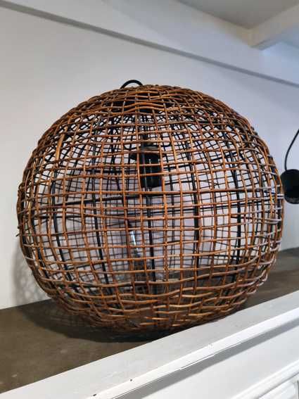 Candeeiro em vime com design único