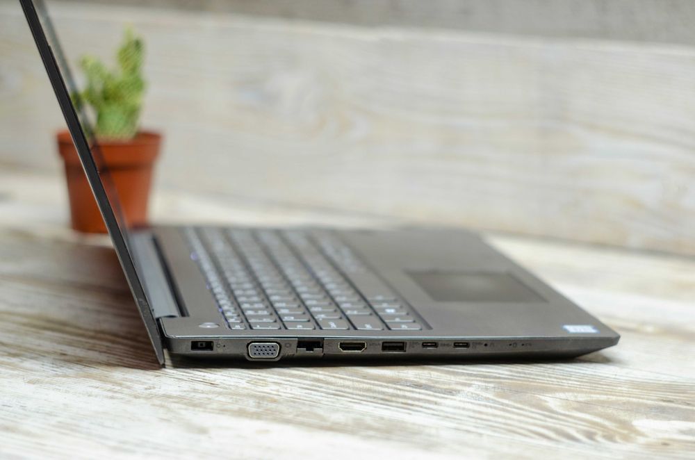 Lenovo V330-15IKB Core i5-8250U 3.4GHz/8Gb DDR4/256Gb SSD/15,6