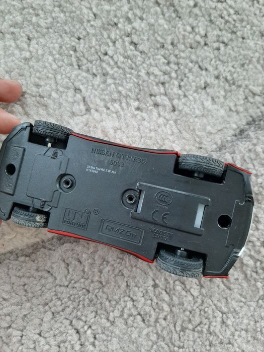 Продаю игрушечну машину ниссан гтр р35