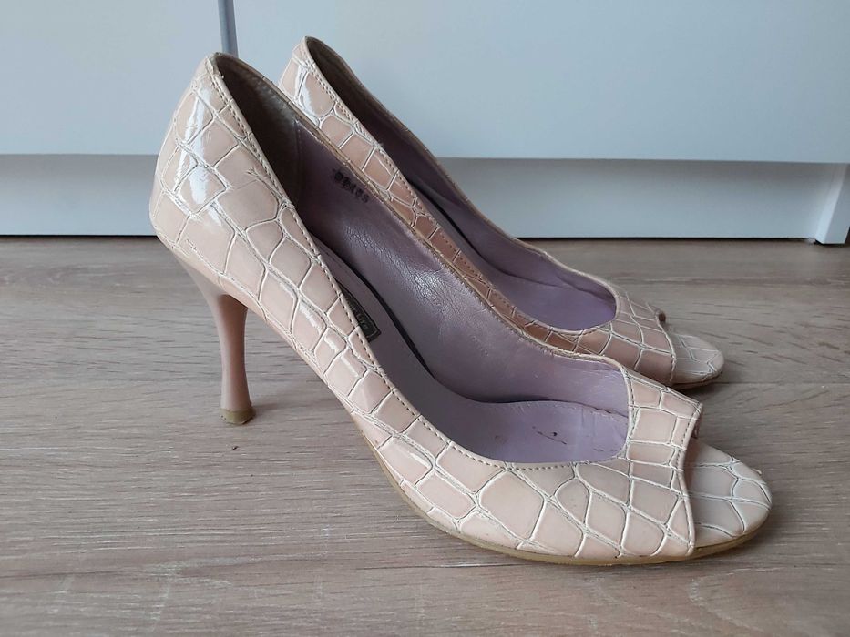 Sandały lakierkowe w kolorze pudrowego różu r. 38
