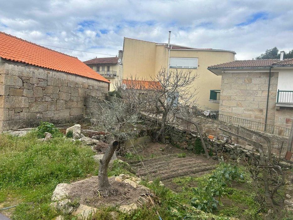 Vende‑se Palheiro / Casa em Pedra com Terreno