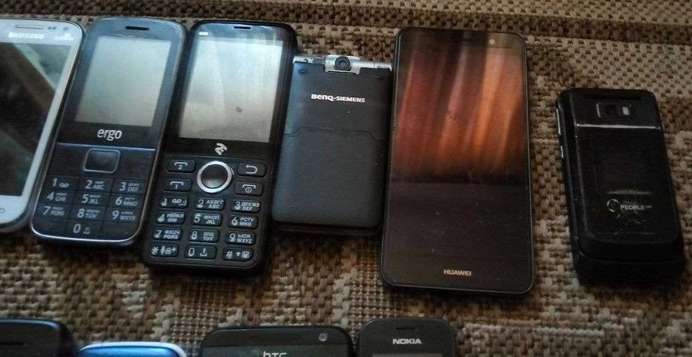 17 телефонів одним лотом