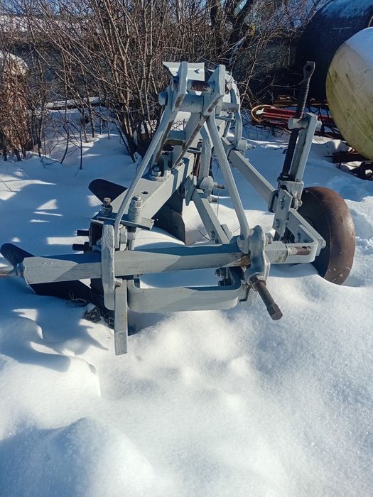 Плуг трьох корпусний