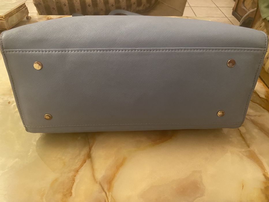 Torebka skórzana Kurt Geiger saffiano błękitna