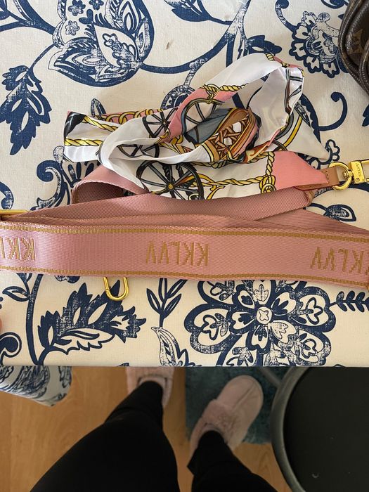 Mala mulher tira colo