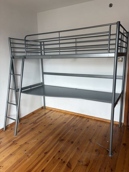 Łóżko piętrowe Ikea SVÄRTA z biurkiem