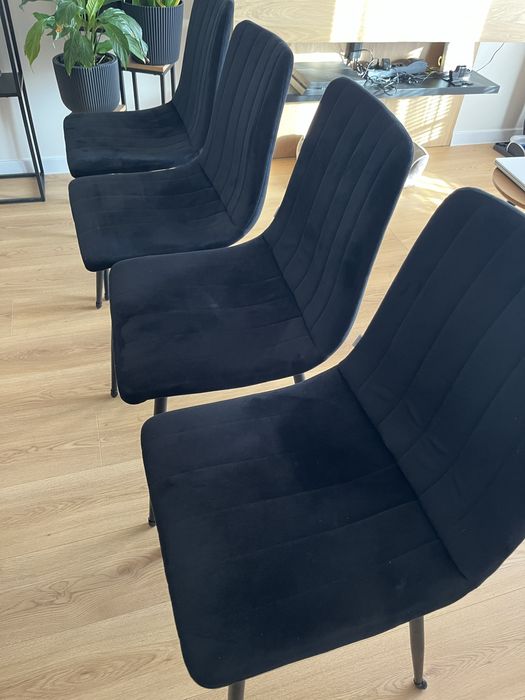 Czarne welurowe krzesla