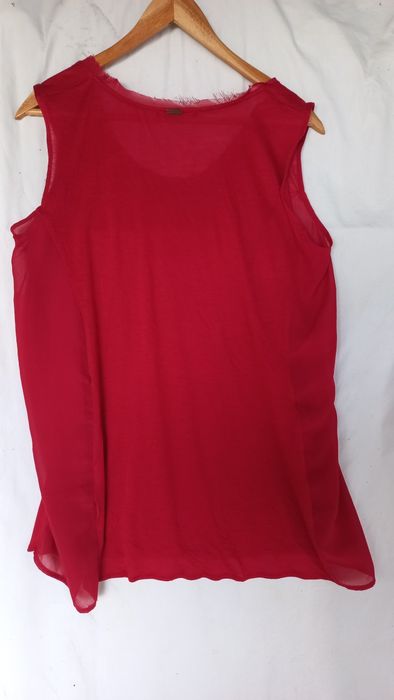 Top cavado vermelho com barra tecido transparente