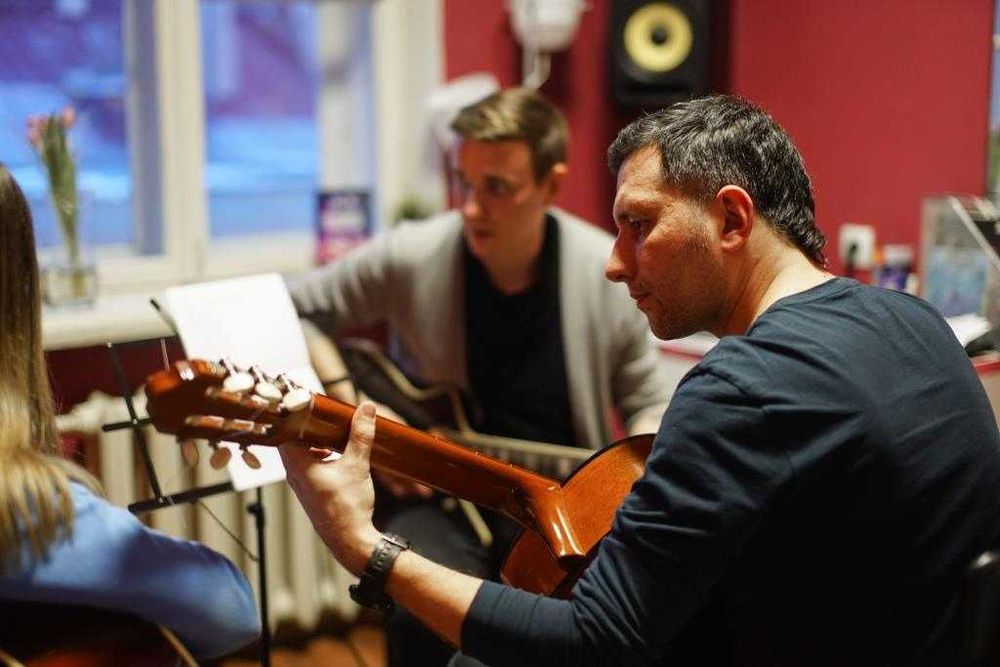 Преподаватель игры на гитаре Уроки для возрослых и детей Запорожье