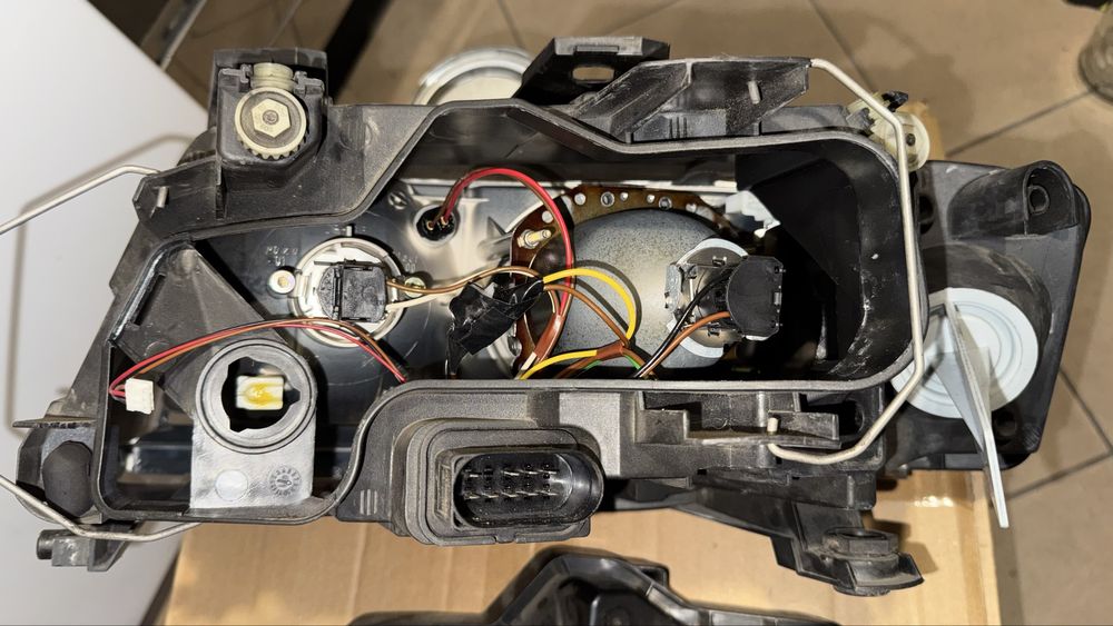 Lampy przód Audi A6 C5 lift Hella